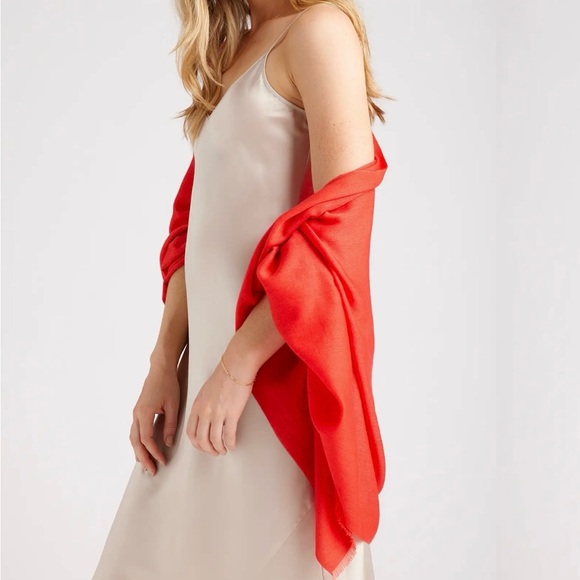 NWT Quince Cashmere Silk Featherweight Frayed Edge Scarf in Red - Picture 3 of 8